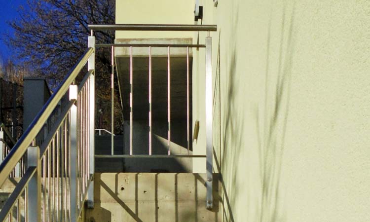 Escalier design en bois dans une maison moderne